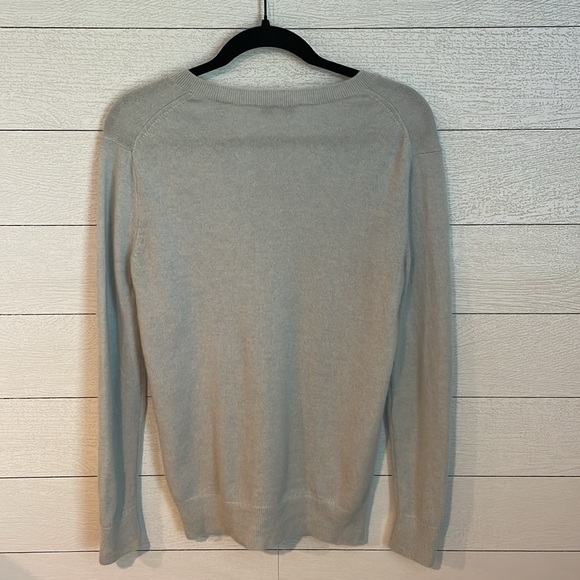 Vince 100% Cashmere Grey Blue V-neck Sweater Size XXS - Picture 10 of 10